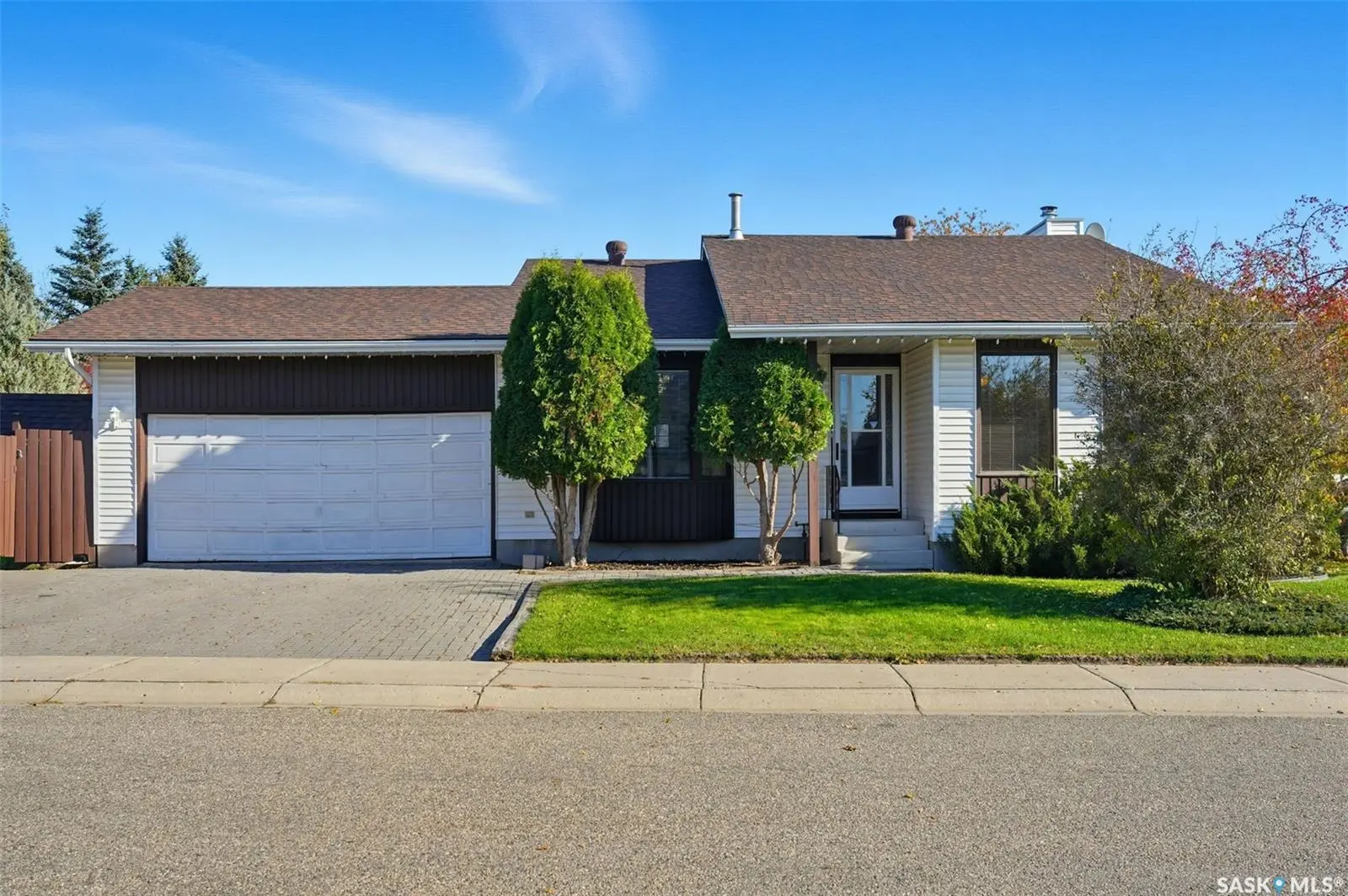 Exterior photo of 207 Nemeiben Road, Saskatoon SK — four-level split home with double garage and fenced corner lot.